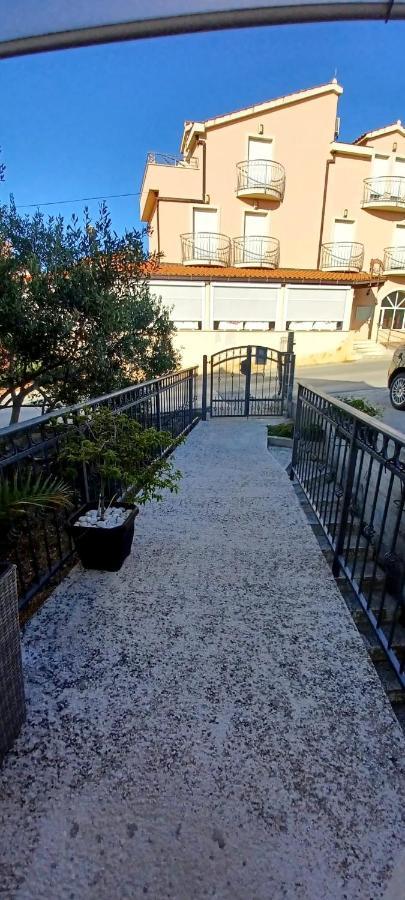 Ferienwohnung Apartman Nives Trogir Exterior foto