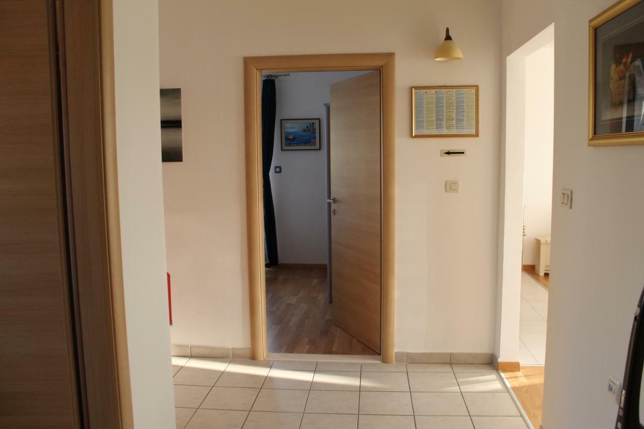 Ferienwohnung Apartman Nives Trogir Exterior foto